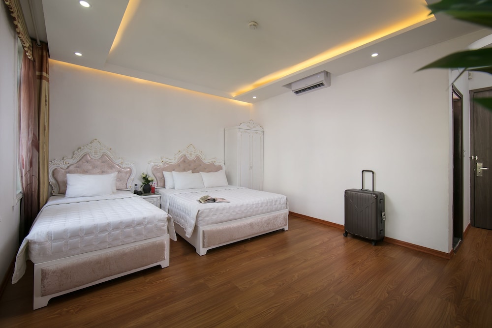 Oriental, Triple, 3 Beds, City or Lake View 4/6