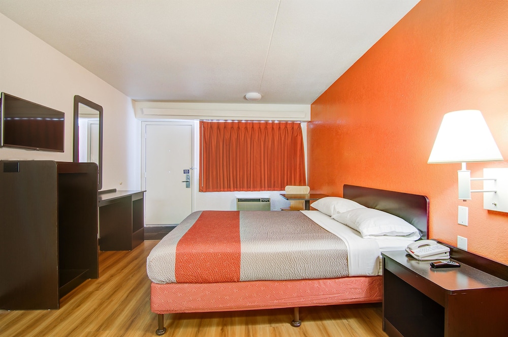 Motel6 Springfield, MO - North 28/56