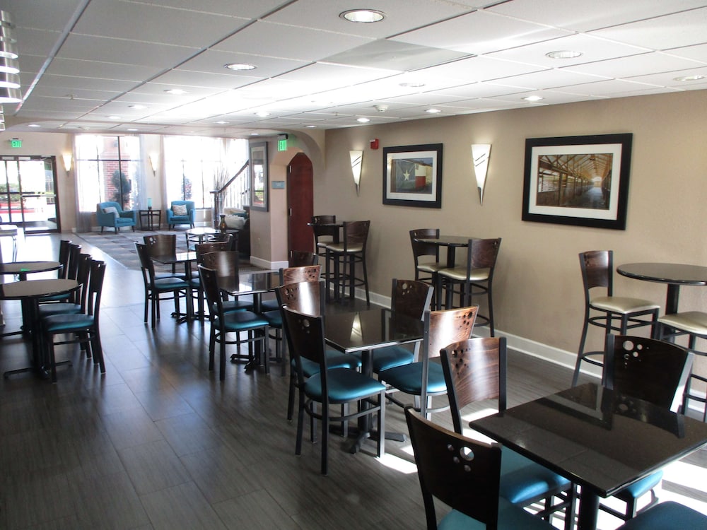Days Inn & Suites by Wyndham Sam Houston Tollway 36/50