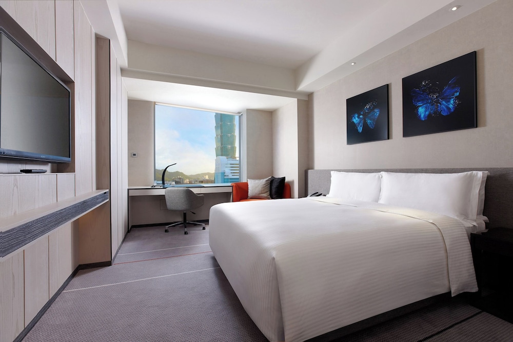 DELUXE, KING BED