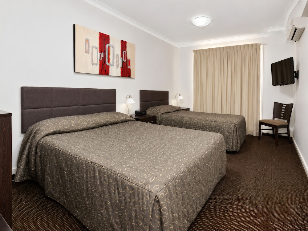 Deluxe, 1 Queen and 1 Single Bed