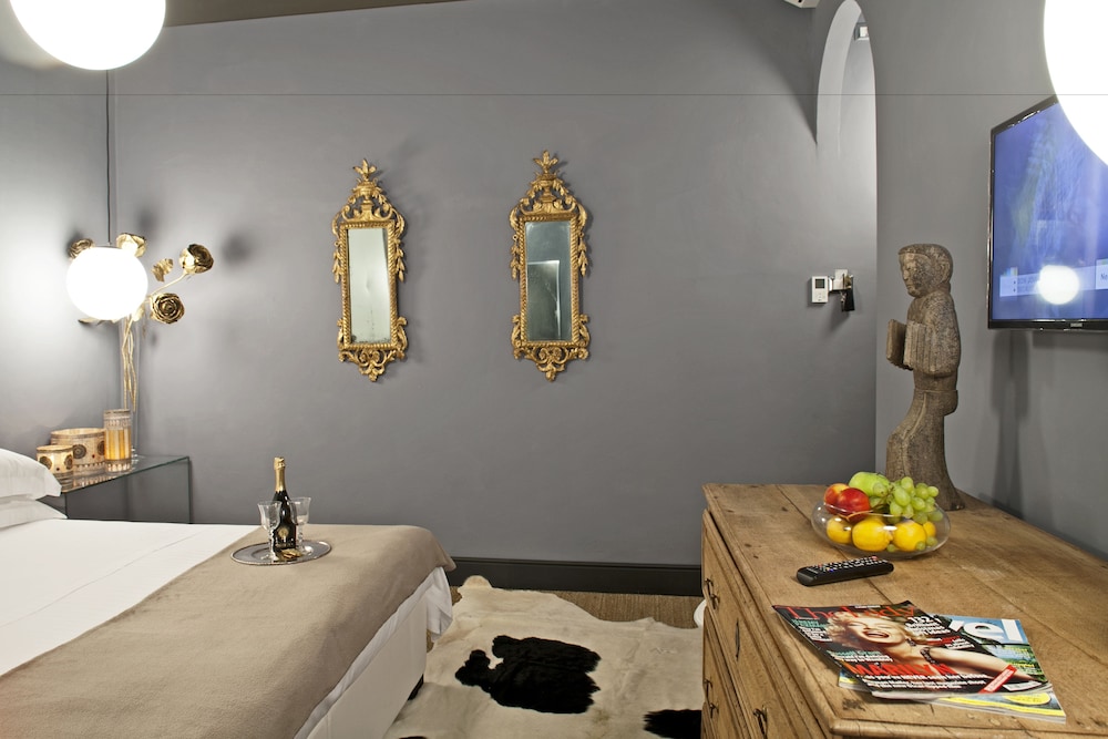 Porcellino Gallery Art Boutique B and B 38/39