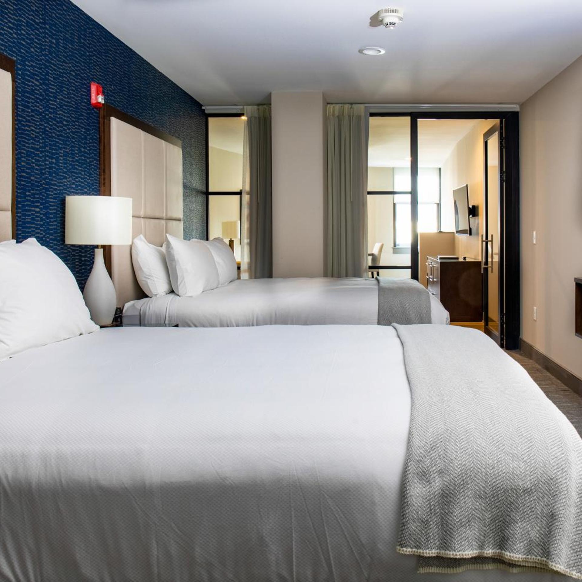 جناح ديلوكس بسريرين كوين بإطلالة على المدينة مع أريكة، Haywood Park Hotel, Ascend Hotel Collection 2/7
