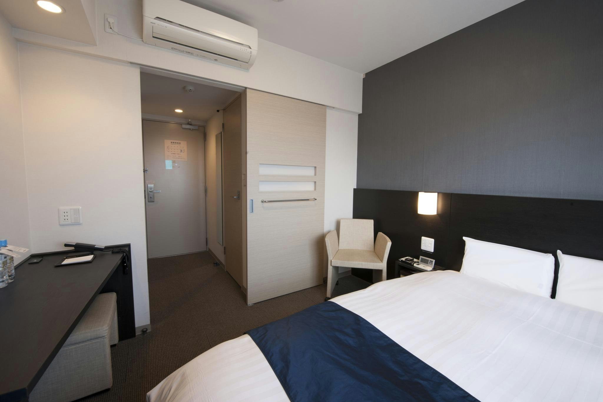 ROOM, DOUBLE BED
