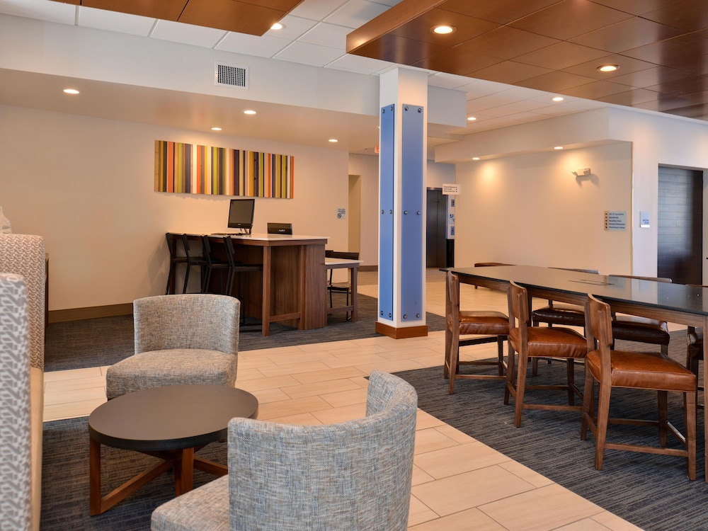 HOLIDAY INN EXPRESS & SUITES BRIGHTON SOUTH - US 23 34/51
