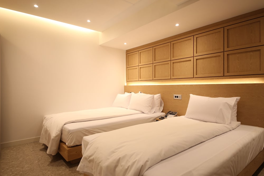 DELUXE, TWIN BEDS