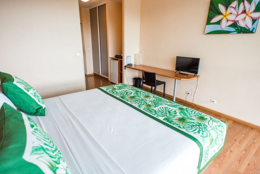 Tahiti Airport Motel 37/64
