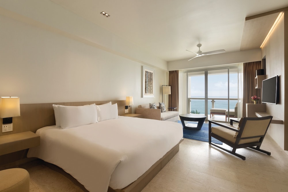 JUNIOR SUITE, KING BED, OCEAN FRONT