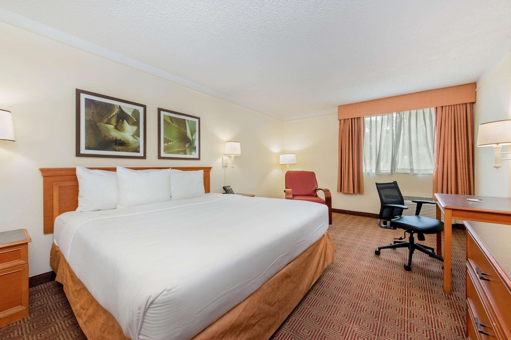 La Quinta Inn & Suites by Wyndham Ft Lauderdale Cypress Cr 18/44