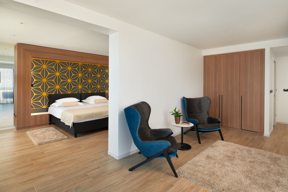 Amphora Hotel 24/80