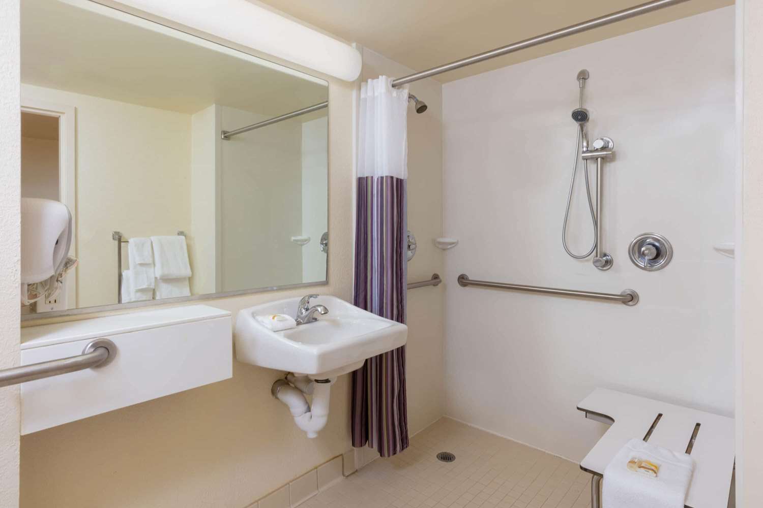 La Quinta Inn & Suites by Wyndham Garden City 41/42