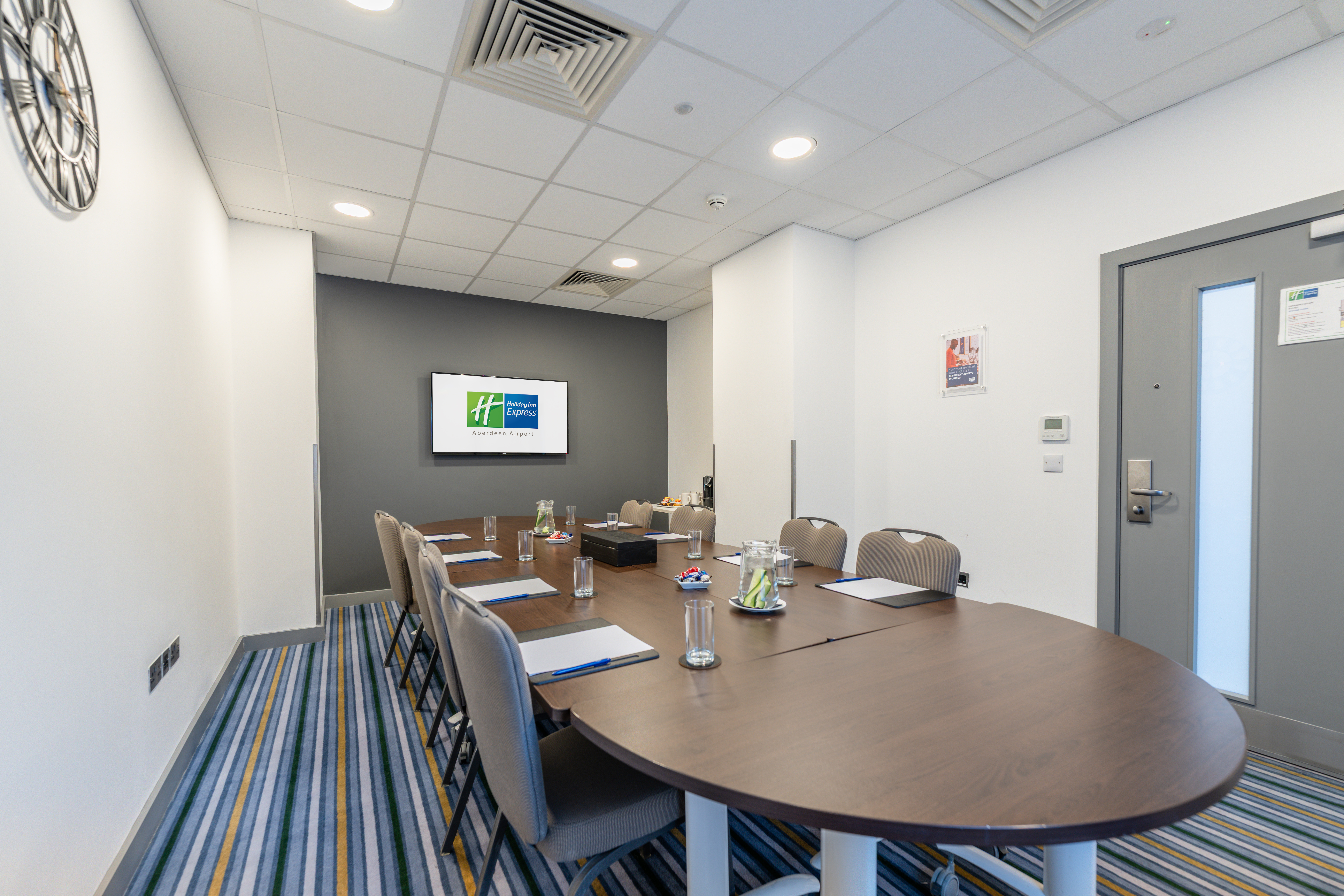 Holiday Inn Express Aberdeen Airport 62/72
