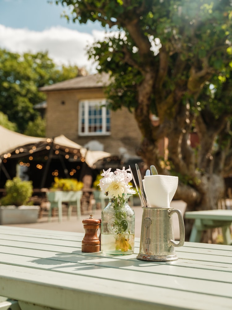 Pembroke Arms 42/50