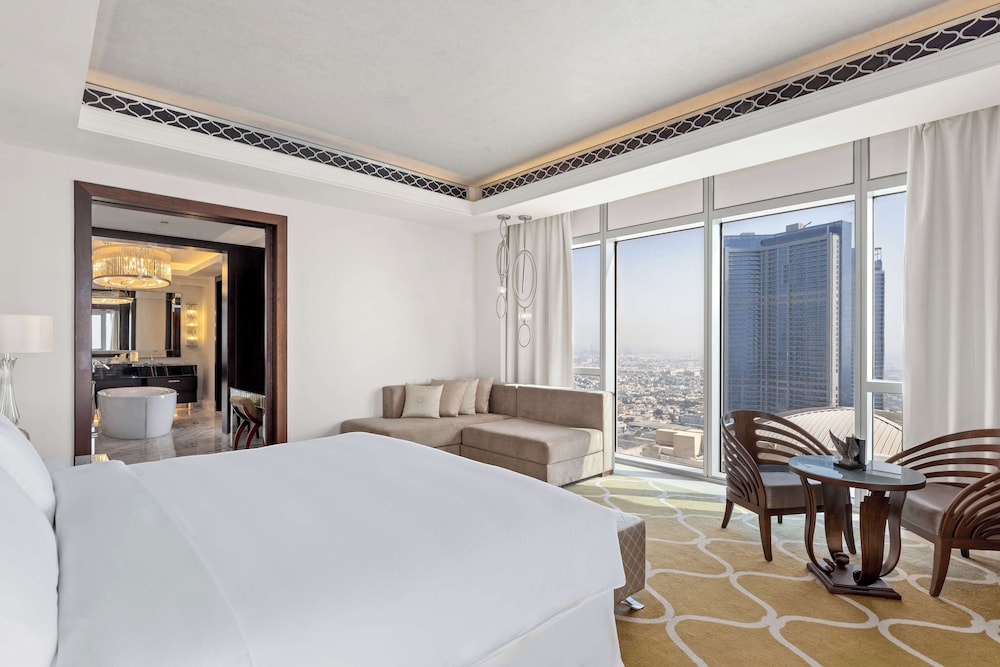 CHAIRMAN, SUITE, KING BED