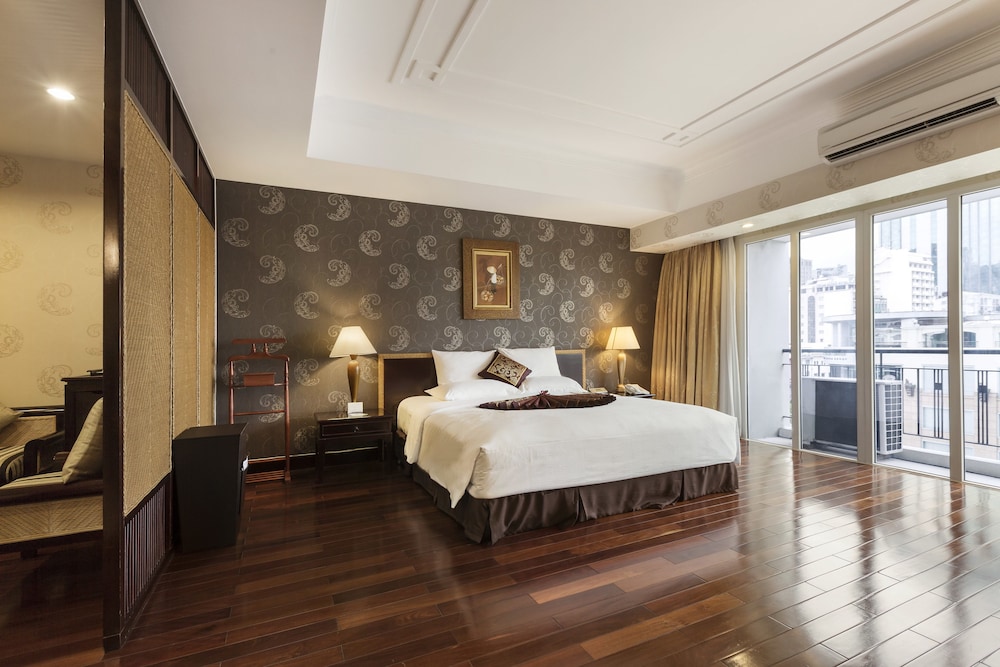 REX, SUITE, KING BED