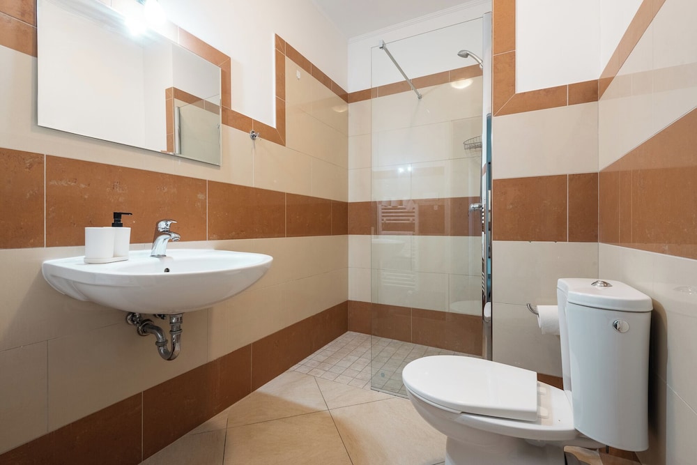 شقة متصلة بأسرّة بطابقين وثلاثة أسرّة بغرفتي نوم، Hybernska Apartments 10/10