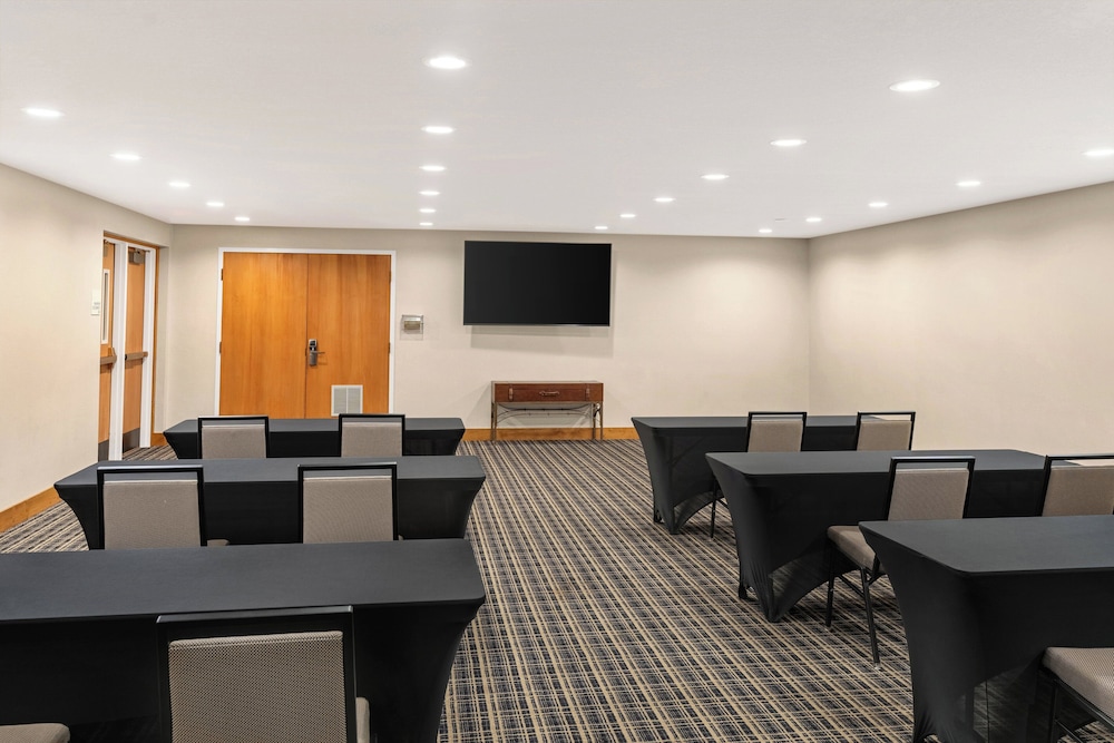 Holiday Inn Express And Suites Hayward 60/66
