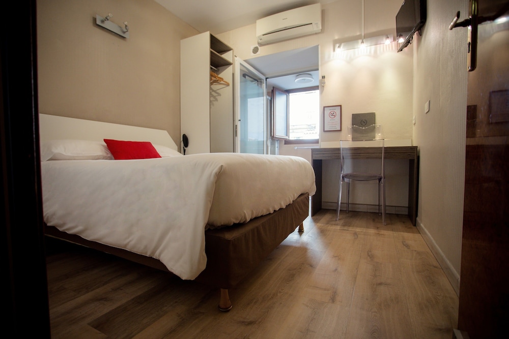 Hotel Napoleon 6/30