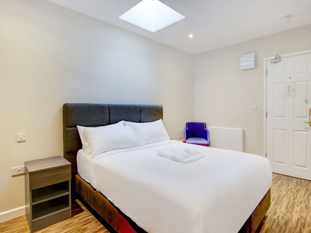 The Gissons Hotel 28/50