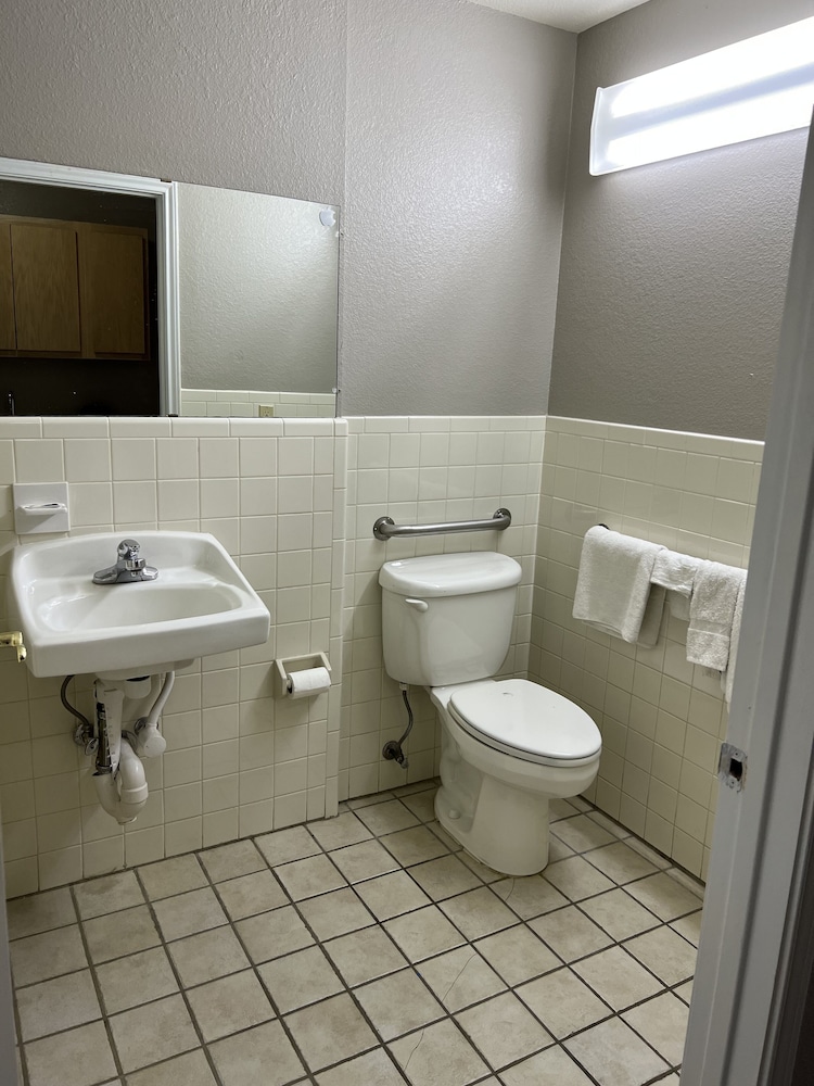 Country Inn Motel 42/45