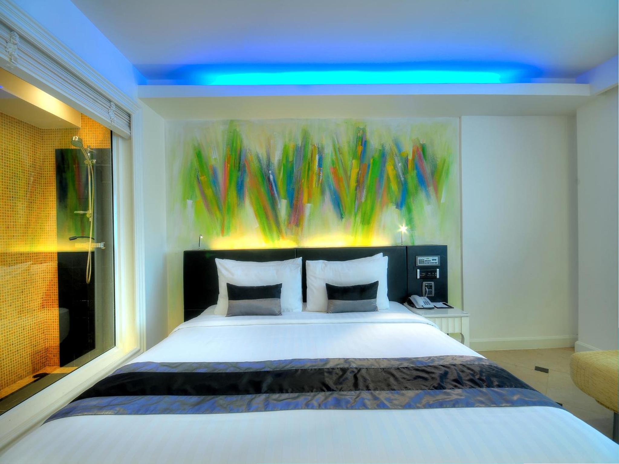 DELUXE, DOUBLE OR TWIN BED