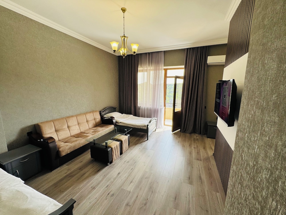 Capital Hotel 43/68