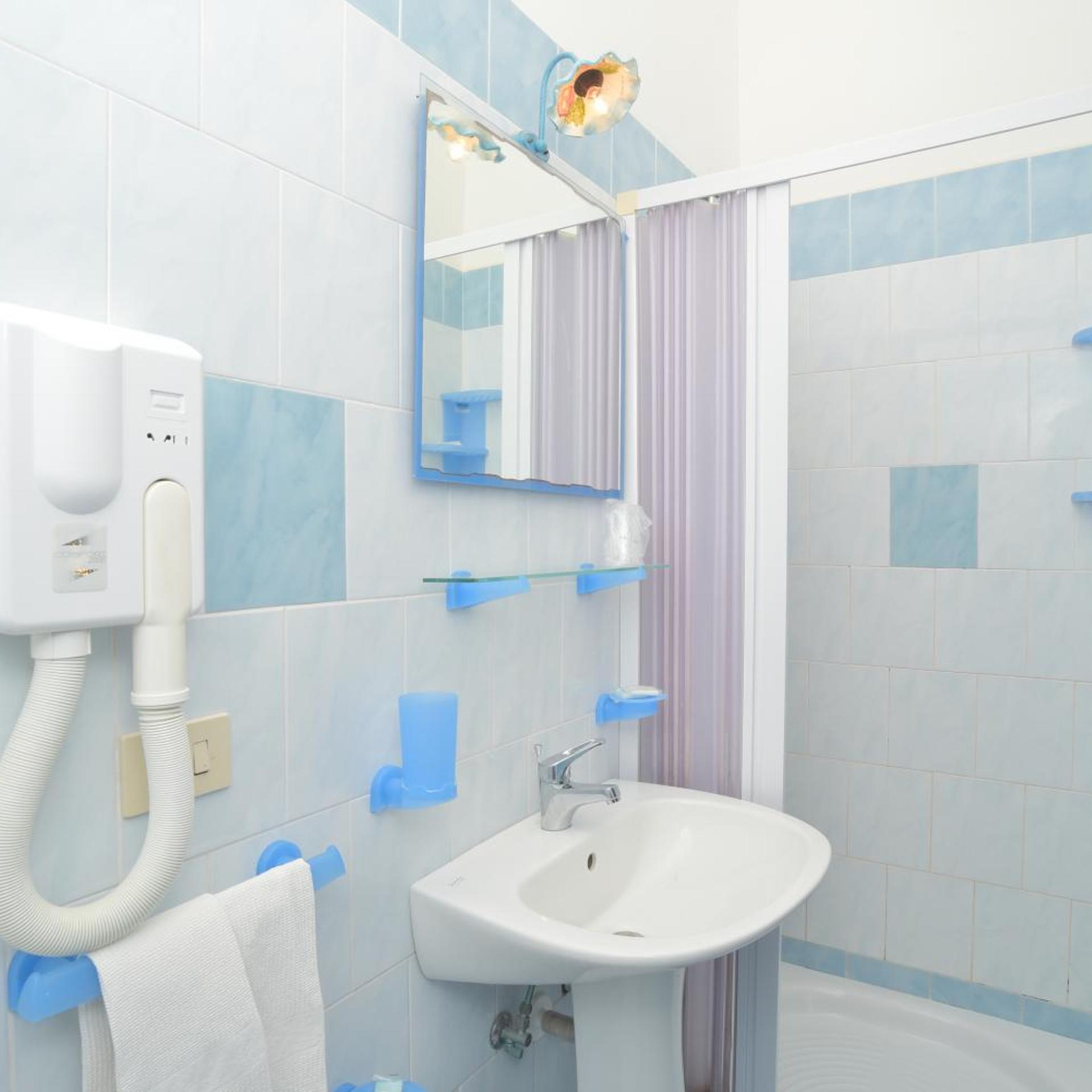 غرفة ثلاثية بشرفة، HOTEL CELESTE 5/6