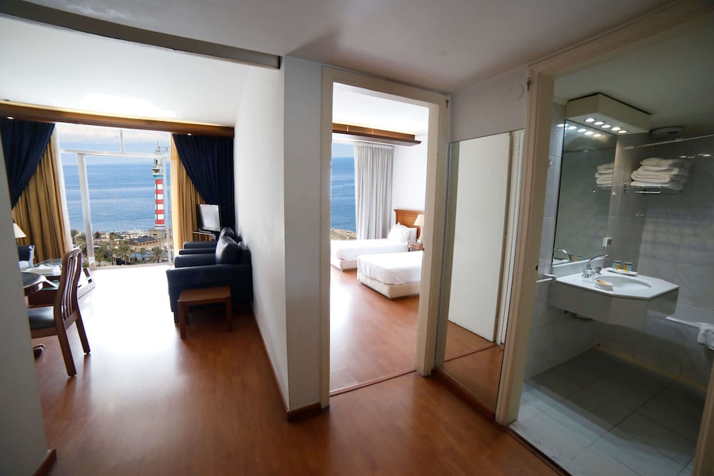 Holiday Home Suites 48/48