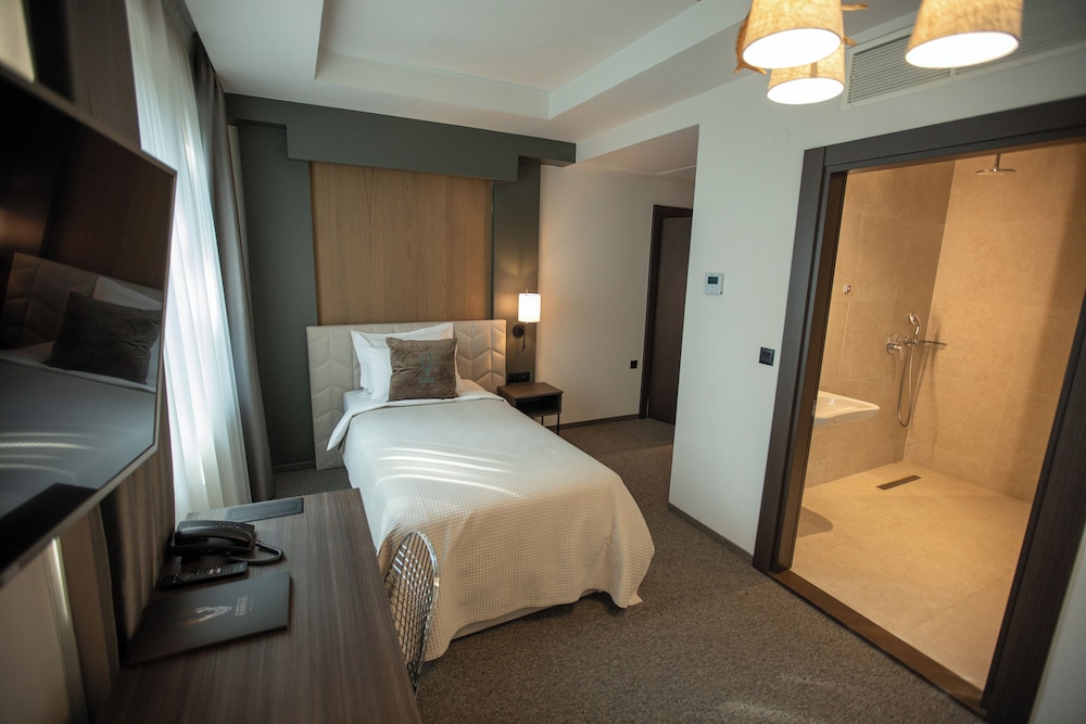 KAMNIK HOTEL 8/29