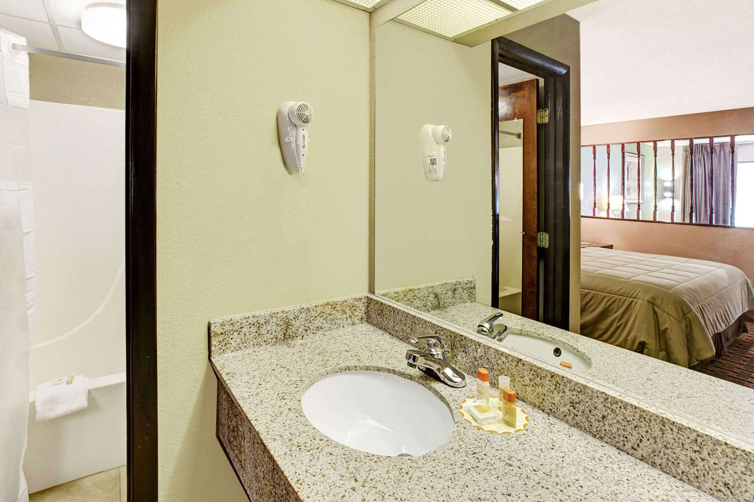 Days Inn By Wyndham Conover-Hickory 32/33