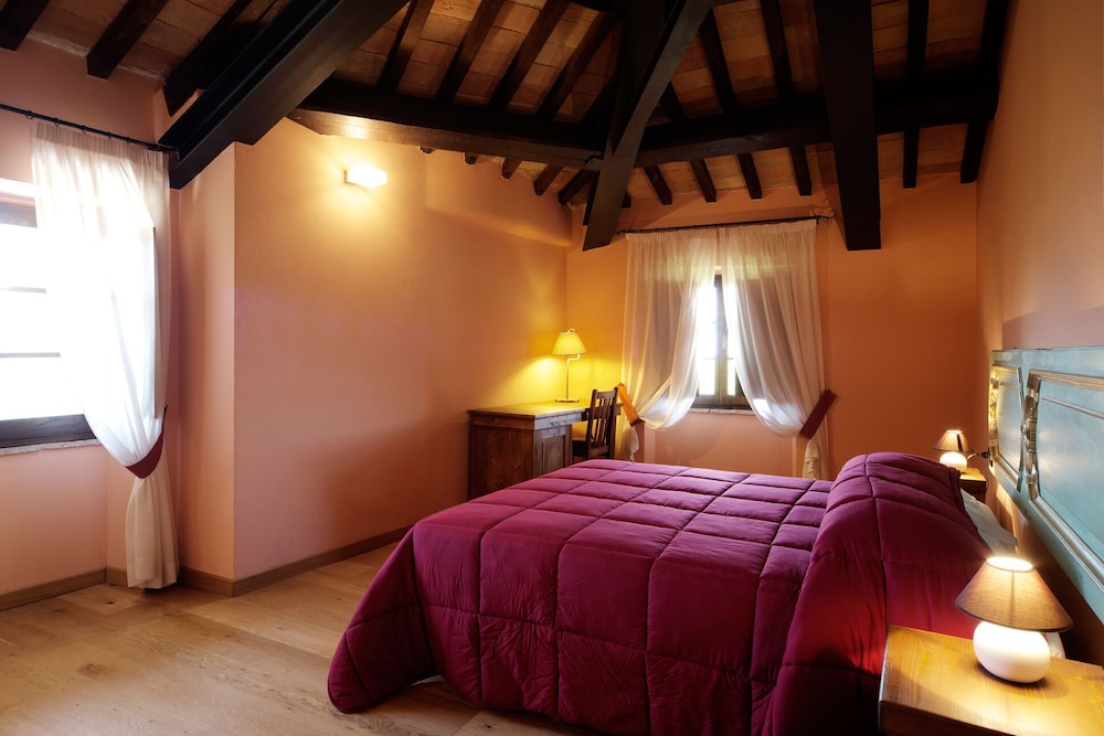 غرفة كلاسيكية بسرير كوين، Castello di Baccaresca 5/10