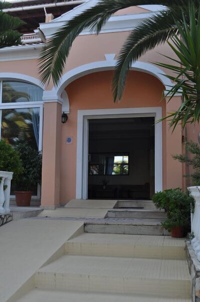 Paramonas Hotel 8/50