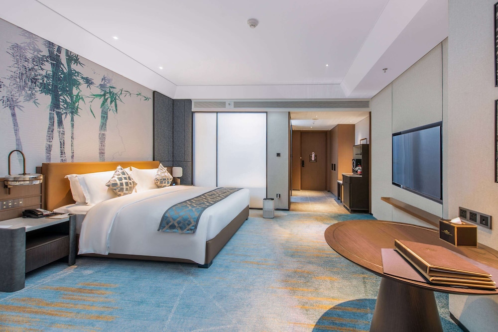 EXECUTIVE, KING BED