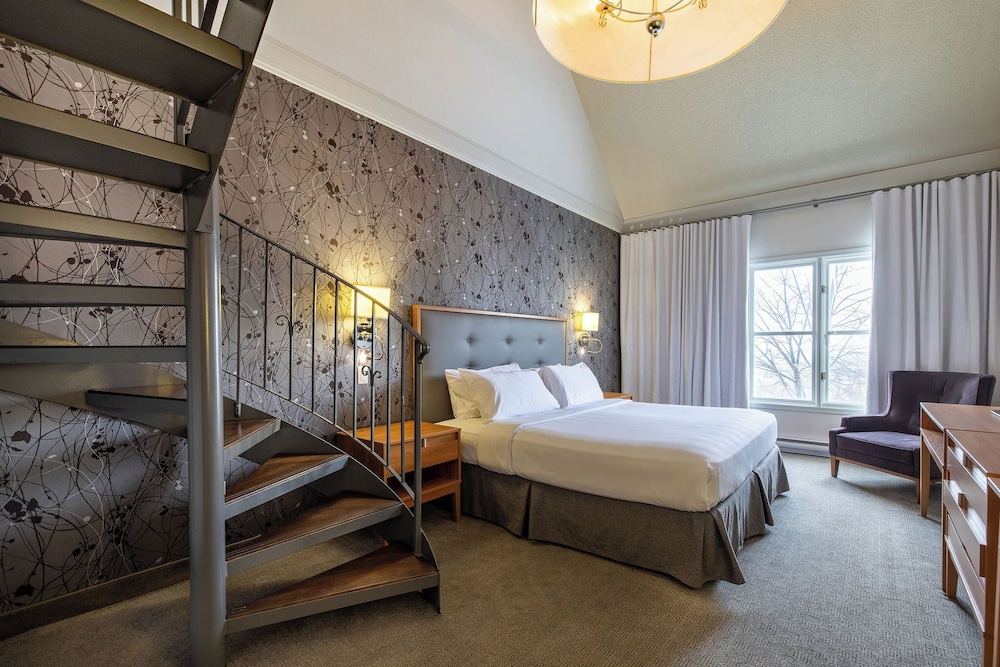 جناح جونيور خارجي بسرير كينج وسرير كوين بإطلالة، Chateau Bromont 2/8