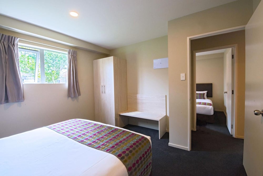 Ellerslie Palms Motel 18/68