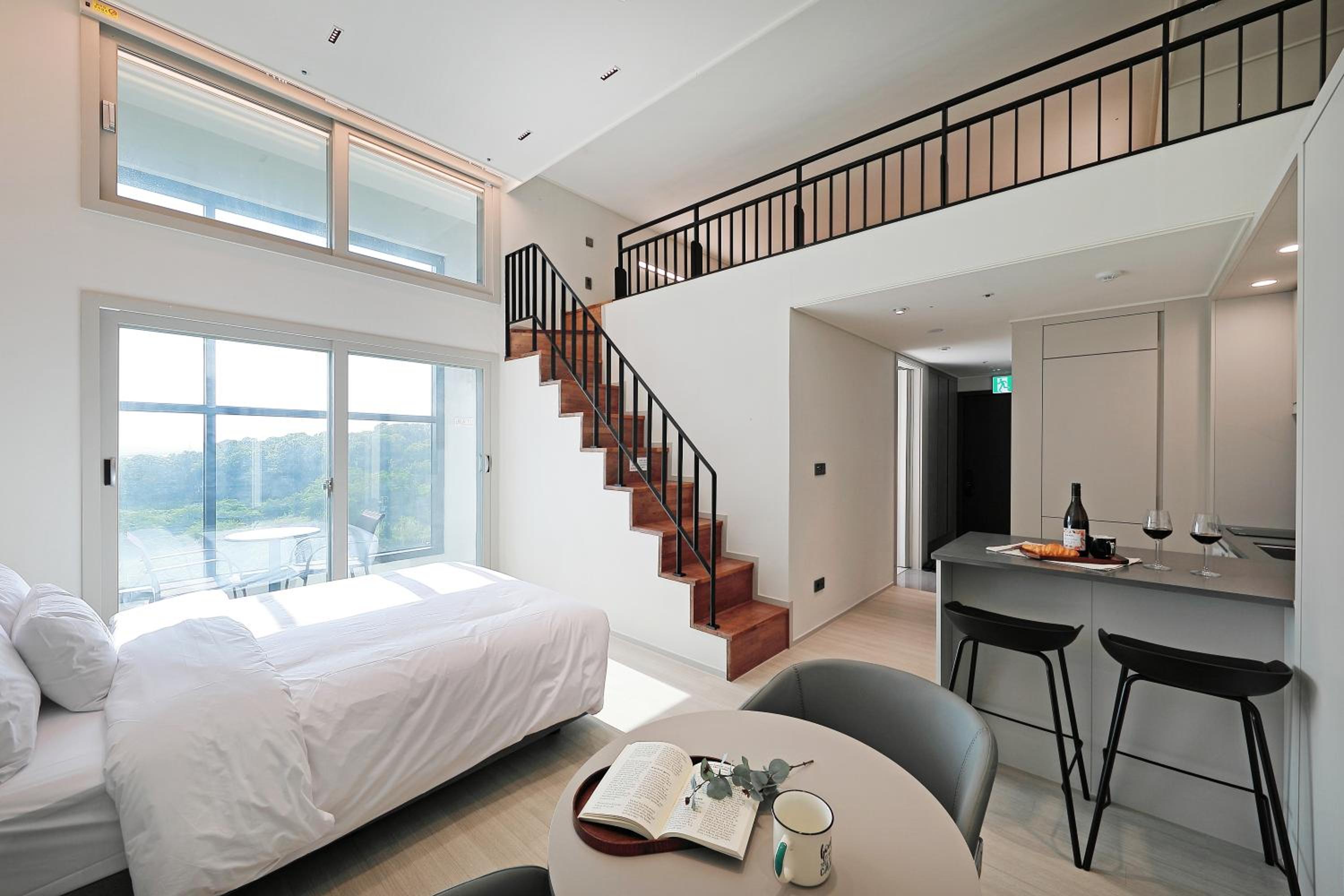 Club, Sota, Family, 2 Queen Beds, Partial City View