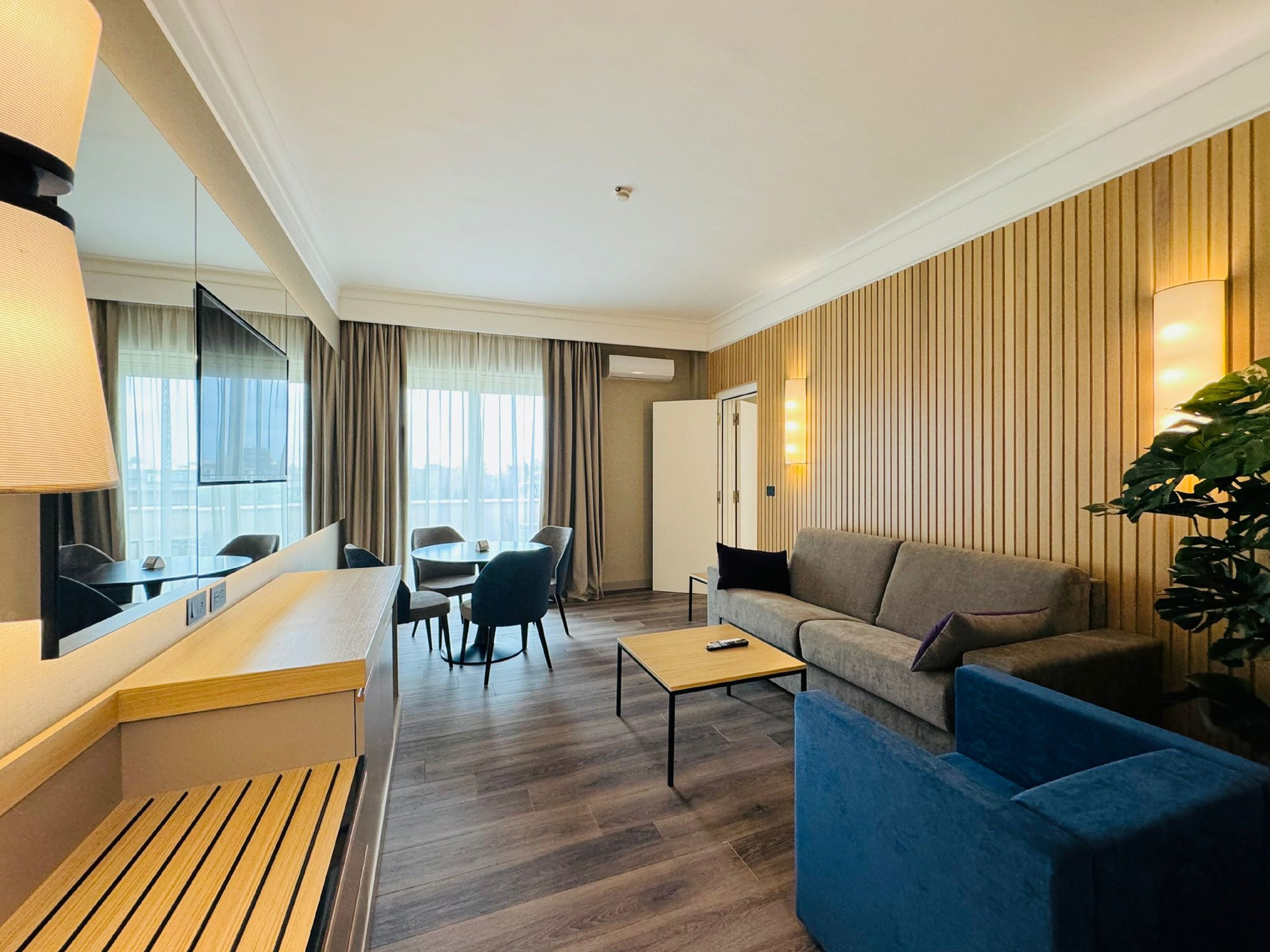 Crowne Plaza St Peter S 53/77