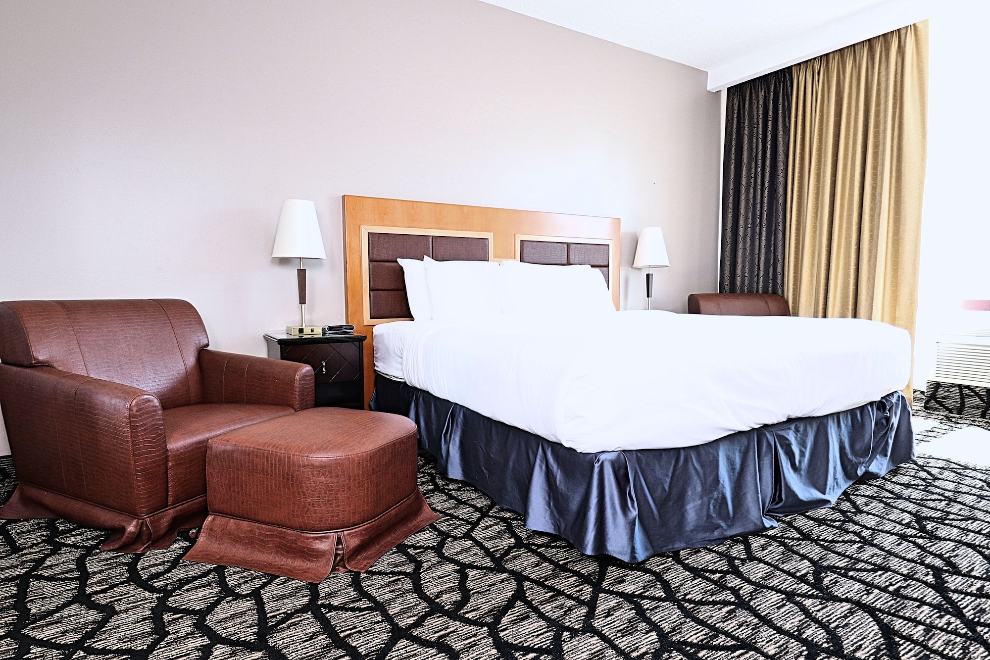 DELUXE, SUITE, KING BED