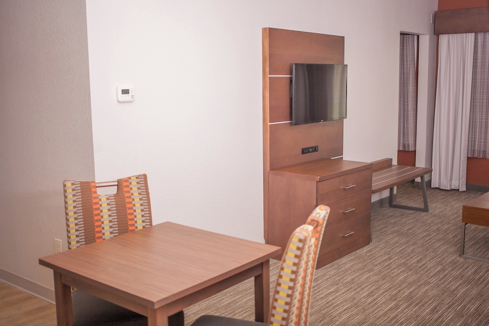 Holiday Inn Express and Suites Logan an IHG Hotel 50/71