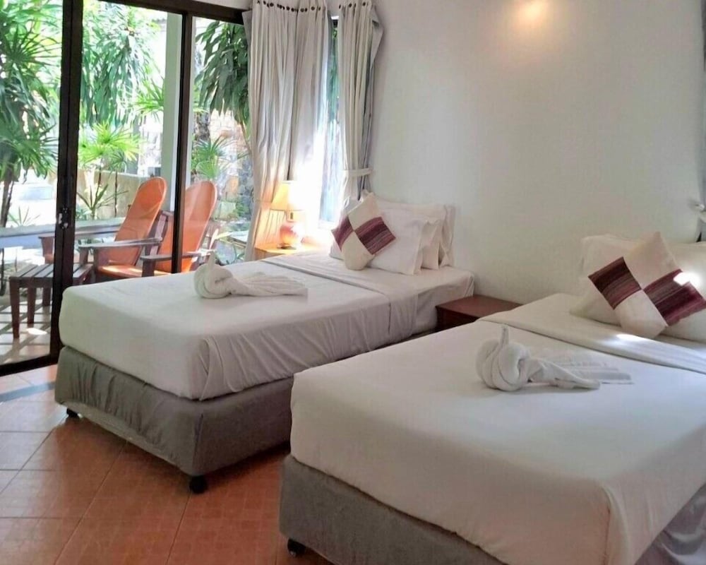 DELUXE, TWIN BEDS, GARDEN VIEW