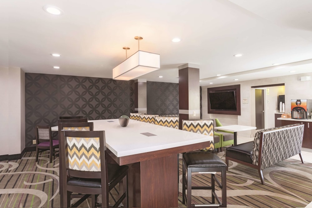 La Quinta Inn & Suites by Wyndham Knoxville North I-75 48/58