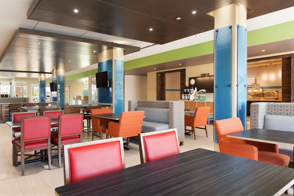 Holiday Inn Express And Suites Edinburg Mcallen Area 39/51