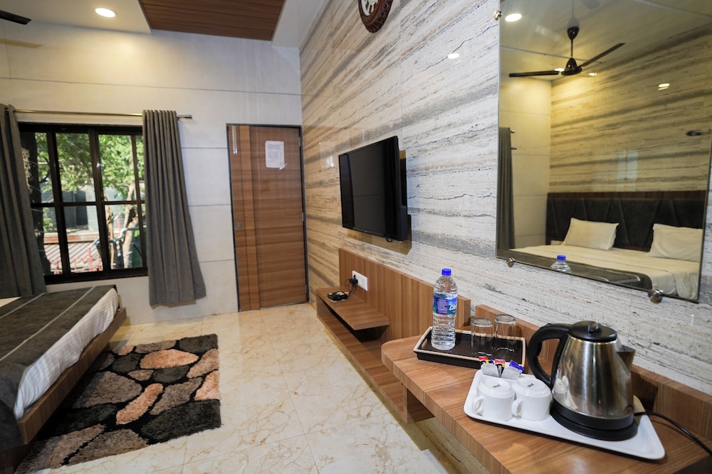 HOTEL KUMAR PLAZA 31/50