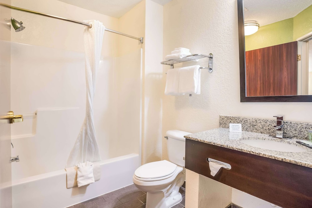 Sleep Inn & Suites Jacksonville Near Camp Lejeune 30/33