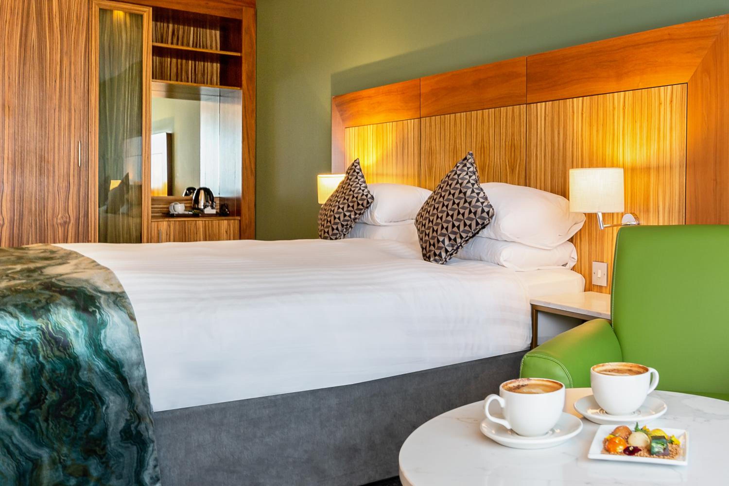 Deluxe, Double Bed, River View, Glasshouse Hotel 6/9