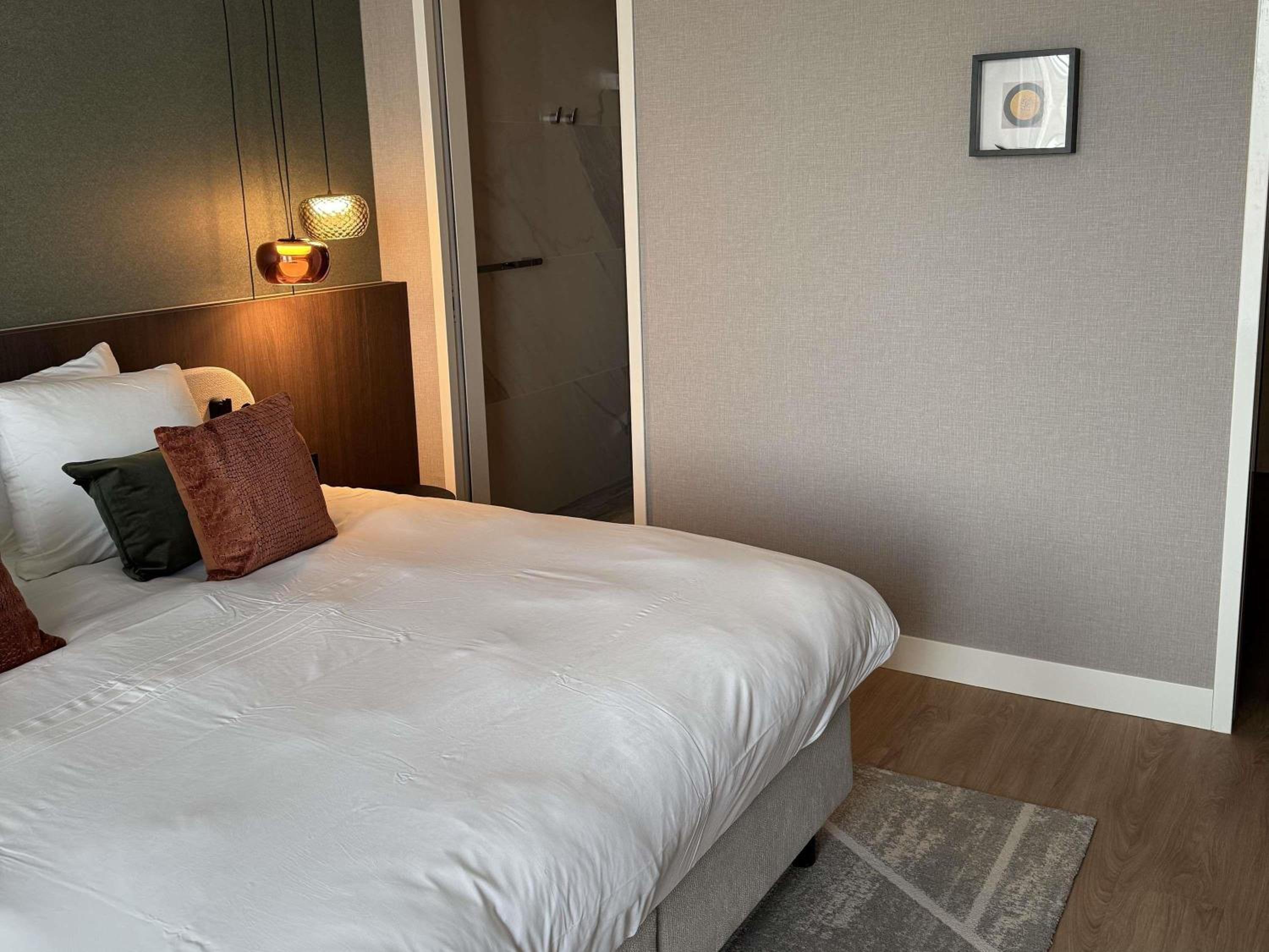 SUPERIOR, QUEEN BED