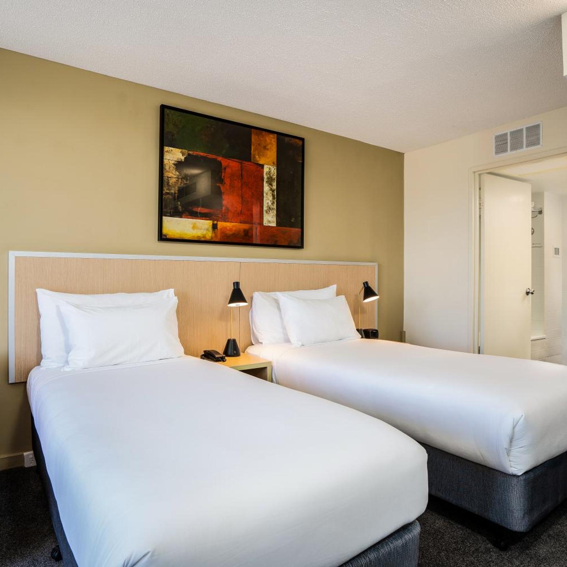 STANDARD, QUEEN BED, CITY SIDE
