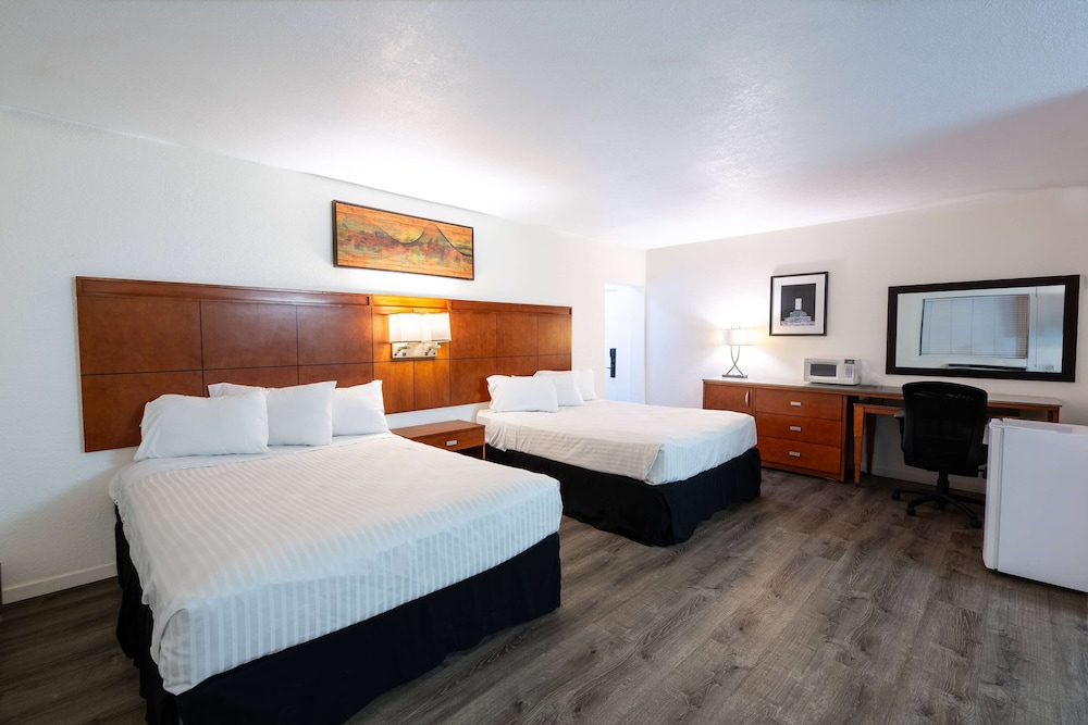 Room, 2 Queen Beds, Travelodge by Wyndham Parker 5/9