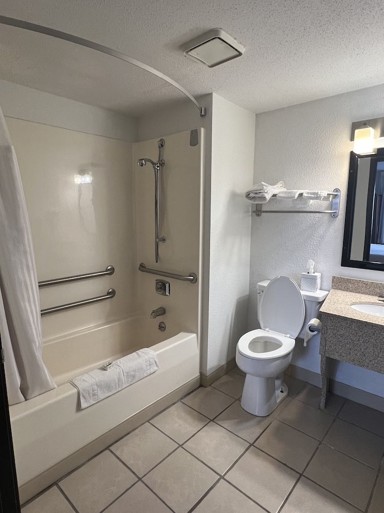 Ramada by Wyndham Effingham 37/41