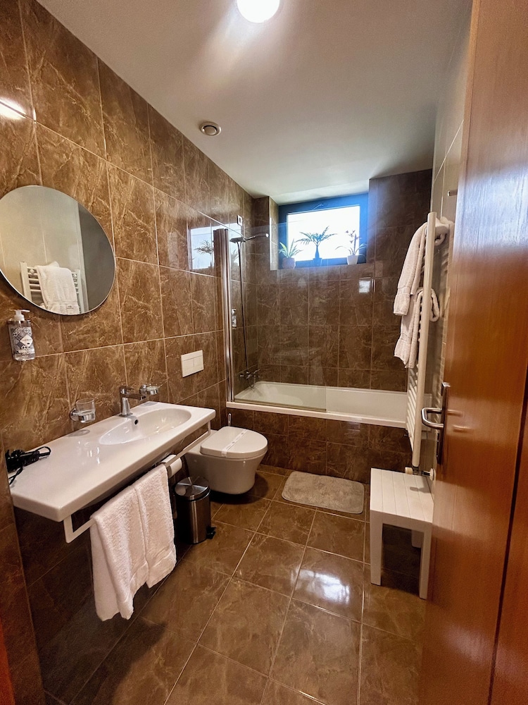 LBV HOUSE HOTEL 50/50